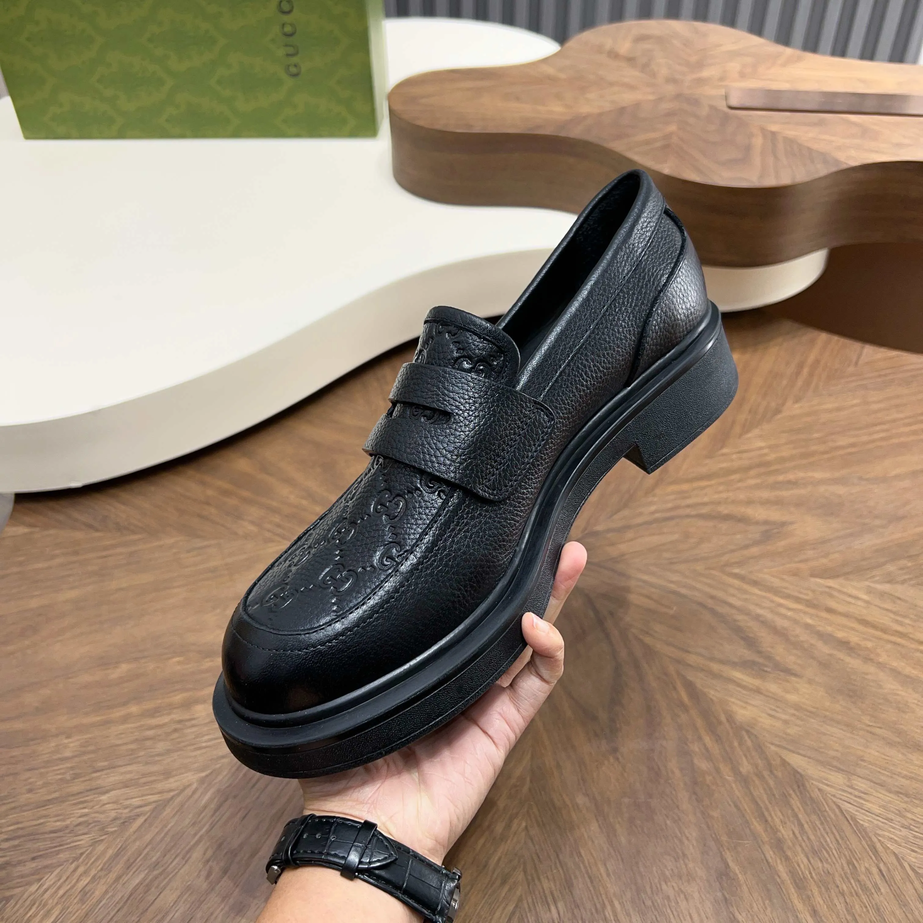 💰780 Gucci/Gucci new men’s lace-up shoes with GG details, matte cow leather derby shoes! The design of this men's lace-up shoe is rooted in the brand's heritage. Crafted from premium waxed cow leather, it is embellished with GG printed embossed suede leather details, a nod to Gucci's iconic monogram. The rubber sole decorated with GG pattern adds a touch of modern fashion to this design. Typical three-joint style design. European and American classic version, full calfskin lining. The overall upper texture is soft and the lining is comfortable and breathable. 2CM thickened soft rubber sole, easy to control. Versatile and stylish upper foot, multiple colors available to meet different matching needs, complete package! Size: 39-40-41-42-43-44 leather shoe size (38.45.46 can be customized)